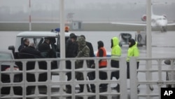 2016年3月19日俄罗斯紧急情况部队和警察驱车前往顿河河畔飞机失事现场