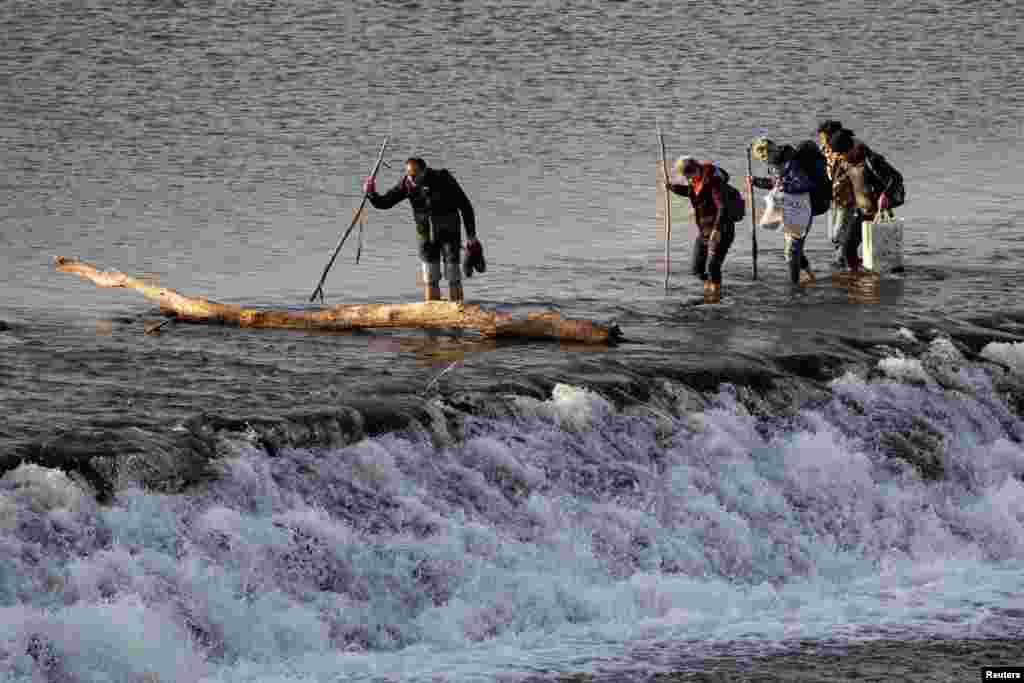 Migrants cross Meric river toward the Turkey&#39;s Pazarkule border crossing with Greece&#39;s Kastanies, near Edirne, Turkey.