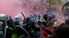 Counter-demonstran bentrok dengan polisi ketika mereka berkumpul melawan demonstrasi Black Lives Matter menyusul kematian George Floyd di tahanan polisi Minneapolis, di London, Inggris, 13 Juni 2020. (Foto: Reuters/John Sibley)