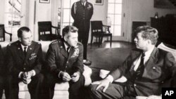肯尼迪总统1962年在白宫会见军事官员，讨论U-2间谍机飞越古巴上空