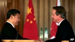中國國家主席習近平(左)與英國首相卡梅倫(右)2015年10月21日資料照。