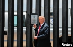 Дональд Трамп відвідує будівництво стіни у штаті Аризона