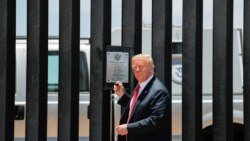 Donald Trump inspecte le mur frontalier avec le Mexique