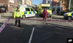 Dalam gambar yang diambil dari video ini, polisi telah menutup sebuah area di dekat lokasi ledakan di London, 15 September 2017.