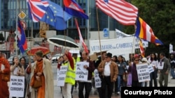 More than 100 Cambodians rallied before the UN headquarters in Geneva, protesting human rights abuses in Cambodia and demanding free and fair elections in 2013. (Photo courtesy of SRP France) 
