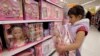 ARHIVA - Raf sa igračkama namenjenim devojčicama u Monroviji u Kaliforniji. Prema novom zakonu te države, u prodavnicama će morati da postoje rafovi sa rodno neutralnim igračkama.