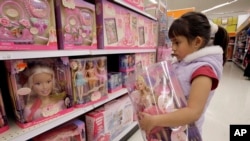 ARHIVA - Raf sa igračkama namenjenim devojčicama u Monroviji u Kaliforniji. Prema novom zakonu te države, u prodavnicama će morati da postoje rafovi sa rodno neutralnim igračkama.