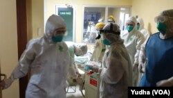 Simulasi penanganan pasien terjangkit virus corona n-CoV 2019 di RS Dr. Moewardi Solo, Jumat, 31 Januari 2020. (Foto: VOA/Yudha)