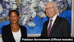 Adviser to the Prime Minister on National Security and Foreign Affairs, Sartaj Aziz shake hand with U.S. National Security Adviser Susan Rice in Islamabad, Pakistan, Aug. 30, 2015.