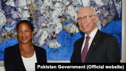Adviser to the Prime Minister on National Security and Foreign Affairs, Sartaj Aziz shakes hands with U.S. National Security Adviser Susan Rice in Islamabad, Aug. 30, 2015.
