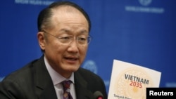 Chủ tịch Ngân hàng Thế giới Jim Yong Kim cầm bản báo cáo “Việt Nam 2035: Hướng tới Thịnh vượng, Sáng tạo, Công bằng và Dân chủ” trong cuộc họp báo tại Hà Nội, ngày 23/2/2016.
