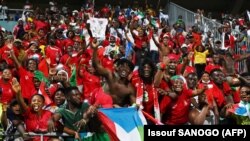 Des supporters de la Guinée équatoriale célèbrent après la victoire de leur équipe lors du match entre la Sierra Leone et la Guinée équatoriale au stade Omnisports de Limbe, le 20 janvier 2022.