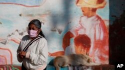 Une femme portant un masque pour se protéger contre le coronavirus, San Gregorio Atlapulco, Mexique, 22 juillet 2020. (AP/Rebecca Blackwell)