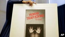 Tư liệu: Bích chương chống nạn buôn người (AP Photo/Jae C. Hong)