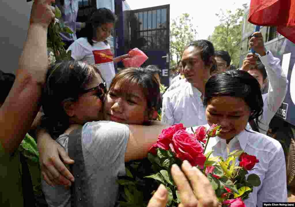 ႏုိင္ငံေရးအက်ဥ္းသားေတြ ျပန္လည္လြတ္ေျမာက္