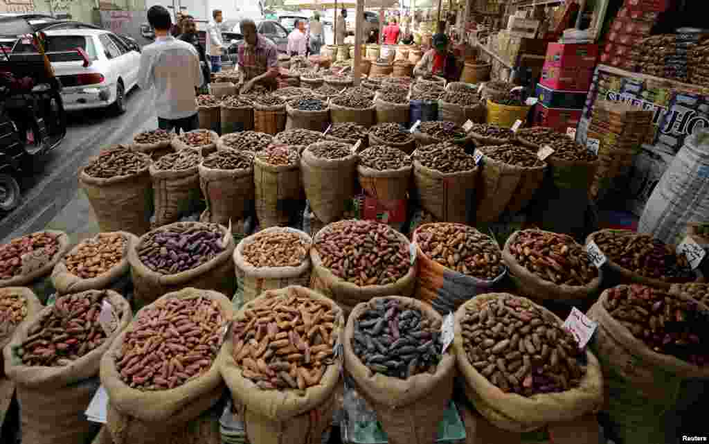 عکس اسوشیتدپرس از بازار فروش خرما و آمادگی برای آغاز ماه رمضان در شهر قاهره مصر.&nbsp;