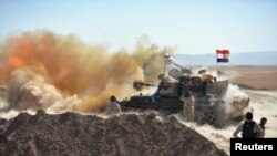 Iraqi army fire against Islamic State militants on the outskirts of Tal Afar, Iraq, August 20, 2017. 