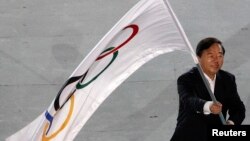 2010年﹐南京市長季建業在新加坡世界青年奧林匹克運動會閉幕儀式上﹐接過奧運會的旗幟。