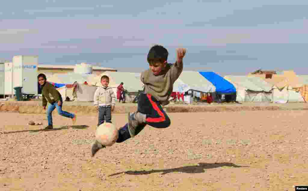 کودکان در اردوگاه پناهجویان در عراق فوتبال بازی میکنند