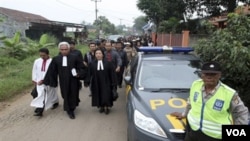 Polisi mengawal iring-iringan jemaat gereja HKBP di Bekasi Barat setelah peristiwa penganiayaan beberapa waktu yang lalu.