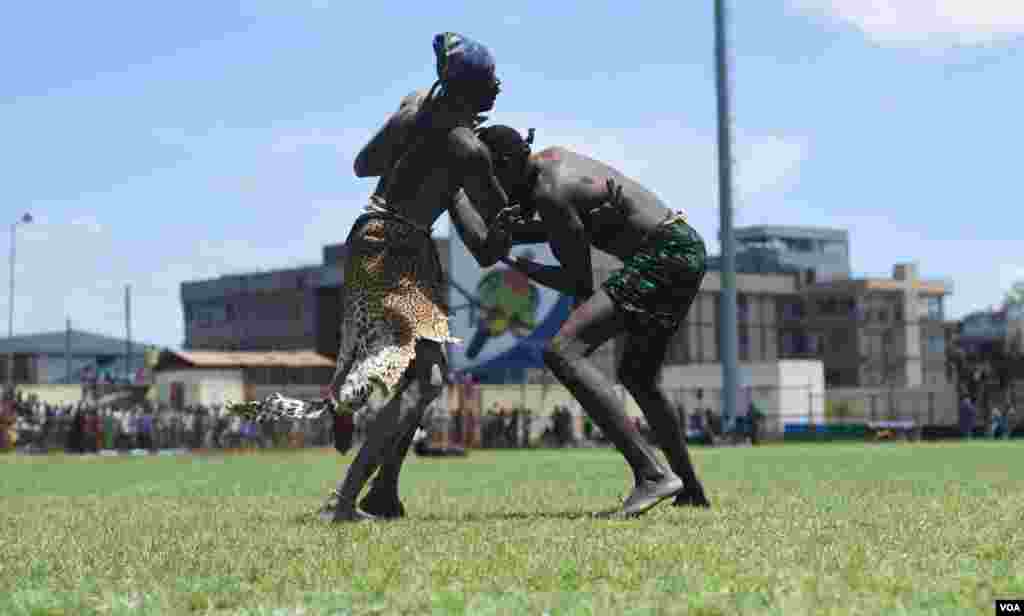 Two wrestlers grapple at the "Wrestling for Peace" tournament at Juba Stadium in South Sudan's capital, April 16, 2016. (J. Patinkin/VOA)