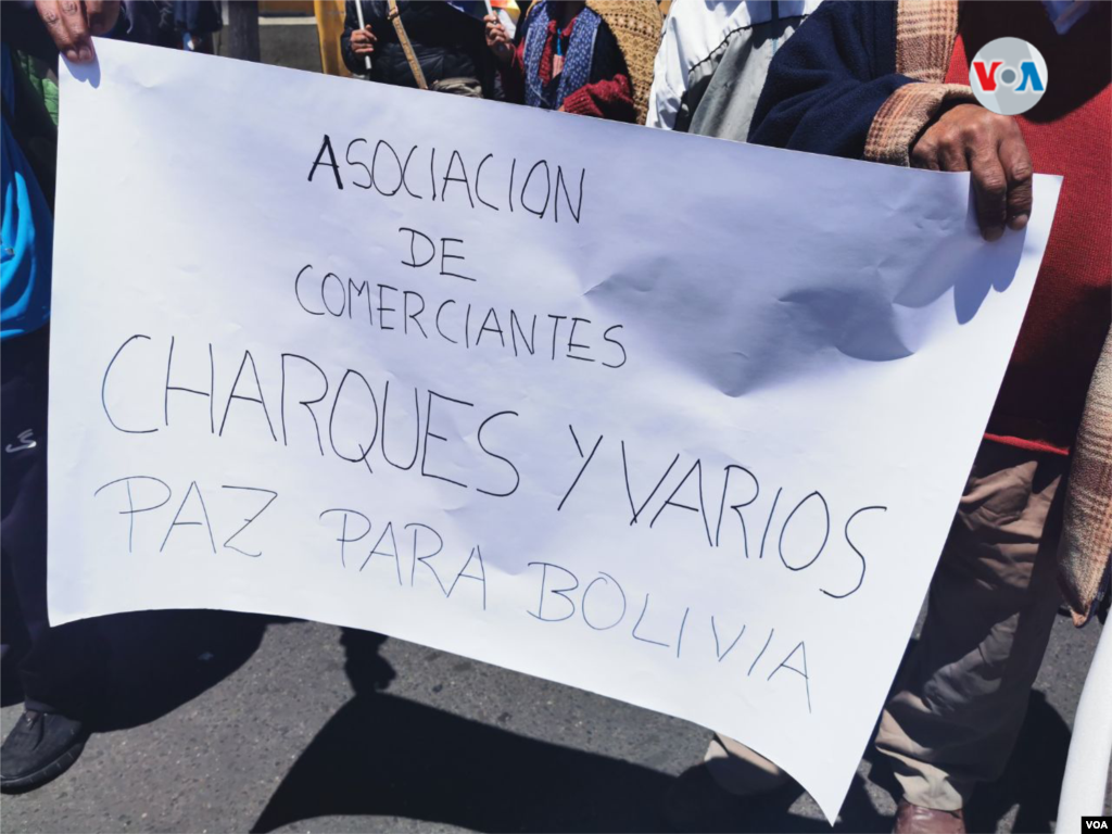 Llegan con whiphalas adornadas con cintas negras en señal de las muertes registradas hasta la fecha.&nbsp;