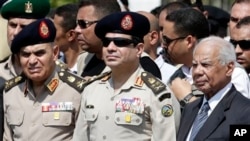 Tướng Abdel Fattah el-Sissi (giữa/Ảnh tư liệu.)