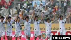 지난해 동아시안컵 여자축구 북한과 일본의 경기에서 0대0으로 비긴 북한 선수들이 경기 후 관중에게 인사하고 있다.(자료사진)