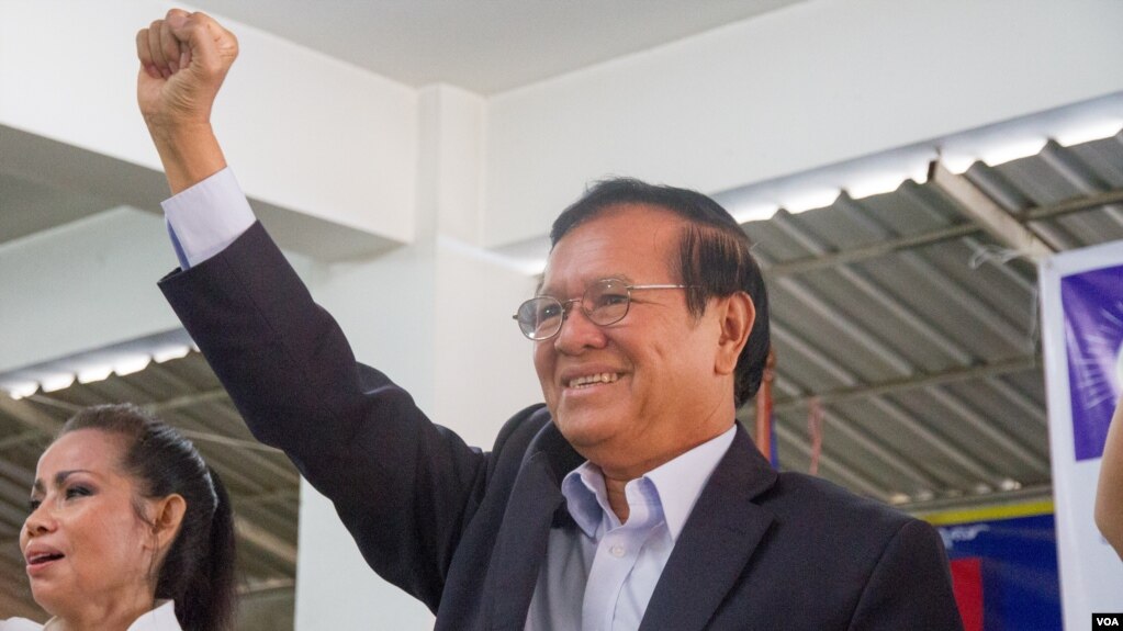 រូបឯកសារ៖ លោក កឹម សុខា ប្រធានគណបក្សសង្គ្រោះជាតិ ក្នុងពិធីជួបជុំបេក្ខនារីសម្រាប់ការបោះឆ្នោតឃុំសង្កាត់ នៅទីស្នាក់ការគណបក្ស ក្នុងរាជធានីភ្នំពេញ កាលពីថ្ងៃទី១៧ ខែឧសភា ឆ្នាំ២០១៧។ (VOA)