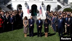 도널드 트럼프 미국 대통령과 부인 멜라니아 여사, 마이크 펜스 부통령과 부인 캐런 여사가 2일 백악관 직원들과 함께 전날 라스베이거스 총격 사건 희생자들을 추모하는 묵념을 하고 있다.