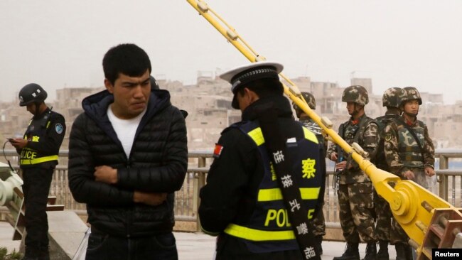 Çin polisi Uygur Türklerine Kaşgar bölgesinde kimlik kontrolü yapıyor