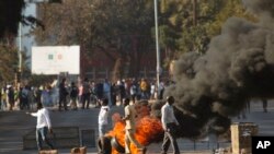 Zimbabweanos protestam na baixa da capital Harare. 1 de Agosto 2018.