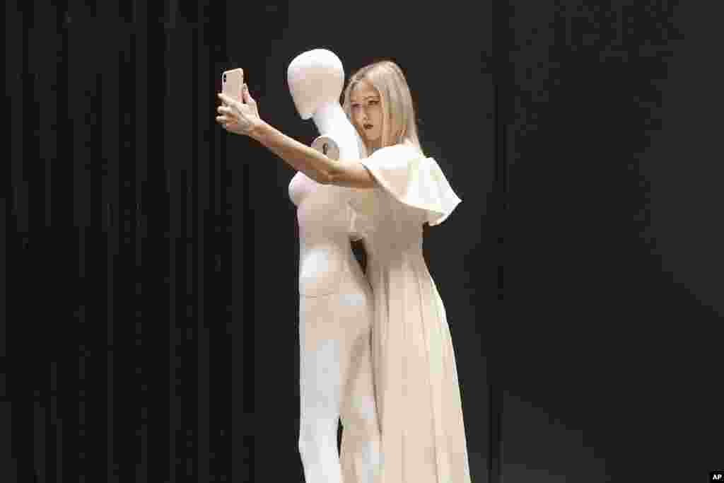 یک مدل لباس پیش ورود به صحنه نمایش مد در سالن شکلات در پایتخت کره جنوبی، سلفی می&zwnj;گیرد.
