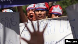 Members of Cambodian National Rescue Party (CNRP) march on the street during a protest demanding a free and fair general election in Phnom Penh May 20, 2013. CNRP acting president Kem Sokha and other leaders of the party marched with about 5,000 protesters on Monday to the European Union and the United Nations offices to submit a petition for international assistance to monitor the upcoming election on July 28.