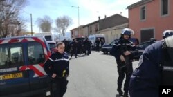 프랑스 남부 소도시에서 23일 한 무장 남성이 슈퍼마켓 인질극을 벌인 가운데 경찰이 현장 부근에서 통행을 막고 경계 서고 있다.