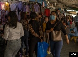 FILE - A woman wearing mask walks pass by a cloth store in Central Market in Phnom Penh, Cambodia on June 11, 2020. (Malis Tum/VOA Khmer)