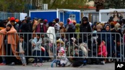 4 Mart 2020 - Yunanistan'daki Moria Mülteci Kampı'na giriş izni bekleyen sığınmacılar