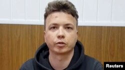В видеоролике, появившемся в соцсетях в понедельник, Роман Протасевич подтвердил, что он находится в следственном изоляторе в Минске и признался в «участии в организации массовых протестов» в прошлом году