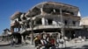 2018年4月5日，叙利亚拉卡一座去年夏天在美国支持下的叙利亚民主军与伊斯兰国激进分子交战中被毁的建筑物。