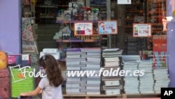 Một cửa hàng bán dụng cụ học sinh tại Madrid, Tây Ban Nha, trước khi trường học mở cửa trở lại.