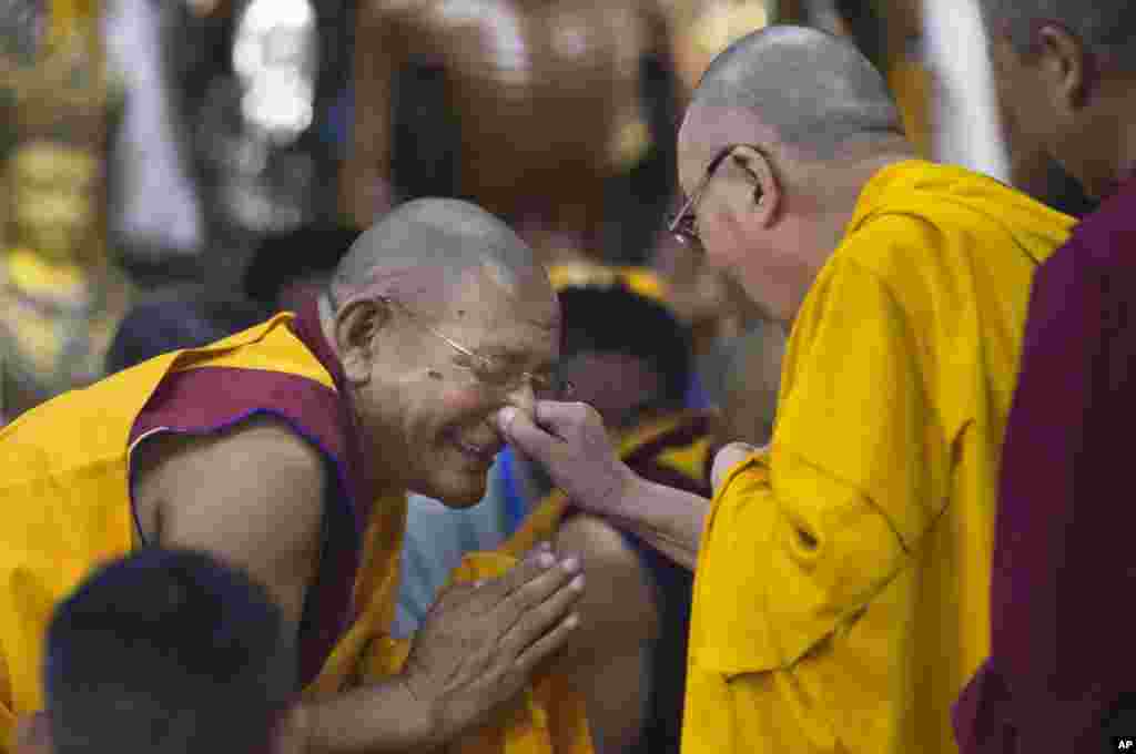 شوخی دالای لاما رهبر معنوی بوداییان جهان با یک راهب ارشد بودایی (پیش از سخنرانی در مدرسه بوداییان) در منطقه دارماسالا در هند