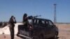 پیکارجویان داعش در حال نگهبانی در یک پست بازرسی در شمال عراق - موصل، ۲۱ خرداد