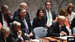 美国总统特朗普等高官2018年9月26日在纽约联合国总部的联合国安理会会议上。他左侧是联合国秘书长安东尼奥·古特雷斯。