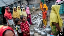 بنگلہ دیش کے ایک کیمپ میں روہنگیا پناہ گزین پانی کے انتظار میں کھڑے ہیں۔