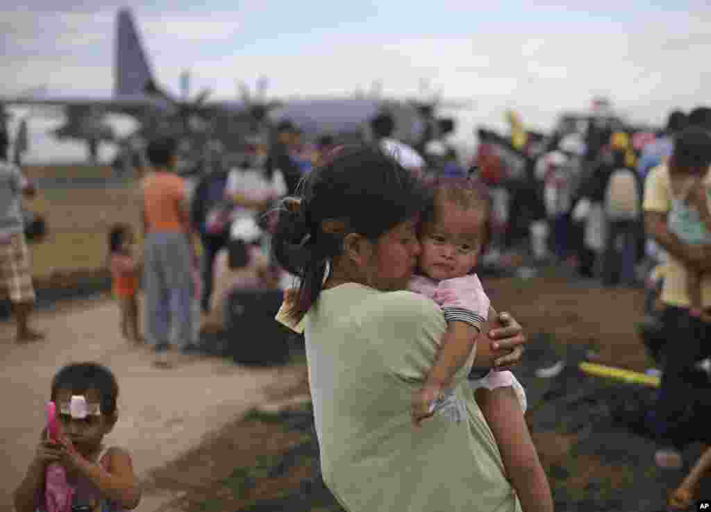 필리핀 정부가 국영 항공사와 군용기를 동원해 생존자들을 철수시키고 있는 가운데, 13일 타클로반 시의 생존들이 마닐라로 가는 군용기를 타기 위해 대기하고 있다. 