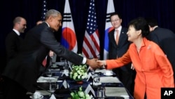 바락 오바마 미국 대통령(왼쪽)과 박근혜 한국 대통령이 6일 라오스 비엔티안에서 미·한 정상회담을 마친 뒤 악수하고 있다.