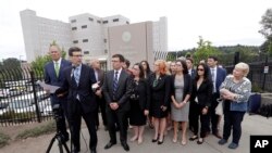 El fiscal general del estado de Washington, Bob Ferguson (segundo desde la izquierda), junto con el gobernador Jay Inslee (izquierda) durante la conferencia de prensa en la que anunciaron una demanda contra el gobierno del presidente Donald Trump por la política de separación de familias inmigrantes que ingresan ilegalmente a EE.UU.
SeaTac, Washington, junio 21 de 2018.