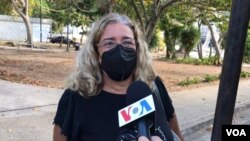 Venecia, una venezolana que compraba verduras en el mercado y pidió ser identificada solo por su nombre, coincide y piensa que la política de Biden “ha sido malísima” y prefiere a Trump.