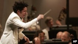 Dudamel es director musical y artístico de la Orquesta Filarmónica de Los Ángeles y de la Orquesta Sinfónica Simón Bolívar.