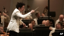 Dudamel es actualmente el director musical de la Filarmónica de Los Ángeles, así como de la Orquesta Sinfónica de Gotemburgo y de la Orquesta Sinfónica de la Juventud Venezolana Simón Bolívar.